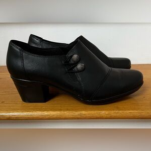 Clarks Emslie Warren Size 10 Black Leather bootie 2” heel comfy insole padding